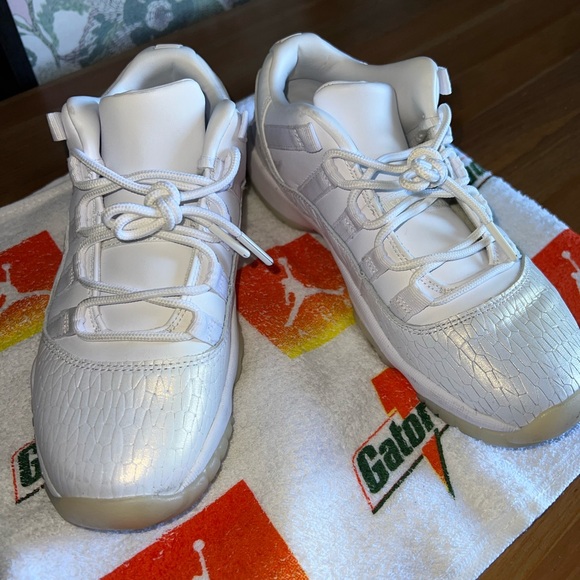 Jordan 11 Retro Low Heiress Pure Platinum (GS)
Worn. No box.
5.5Y = Women’s 7 - Picture 1 of 7